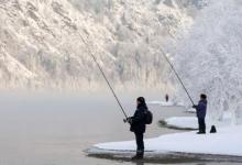 下雪之后天气寒冷，找对钓点、用对饵料也能钓到鱼