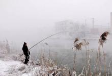 冬天钓鱼太冷？做对这几点让你穿得不多但热得冒汗