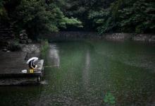 夏季雨天钓鱼，该如何选钓位？