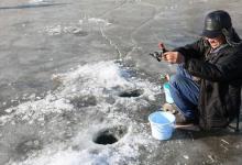 换角度看冰钓：如何寻找黄金钓位？放鞭炮是个好办法