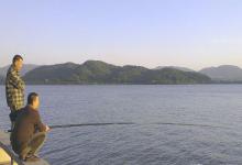 野河钓鱼，掌握老钓手分享的垂钓策略，连杆不是事