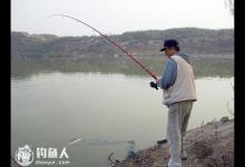 晚秋野外钓鱼的钓位饵料选择技巧