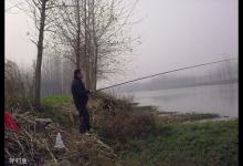 冬季手竿蚯蚓饵野钓的四个技巧