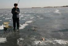 冬季钓鲫鱼注意三个特点，打窝不对很有可能空军