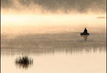 夏季早上钓鱼是一个绝好时间