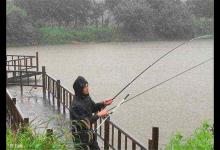 秋雨季节钓鱼，爆护小技巧3则
