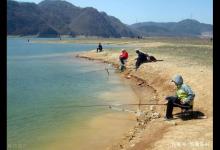 选择钓位很重要？有人说屁股决定渔获，殊不知打窝技术更重要