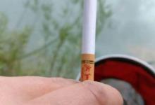 去八一水库夜钓，钓友老陈每次都往水里扔一支香烟，咋回事？