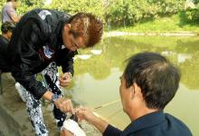 秋末鱼塘好钓鱼全民总动员来钓鱼吧