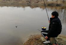 喜欢钓鲫鱼，这样选择鱼竿，让你手感一级棒