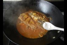 野外钓鱼果然惊喜多，想钓鲻鱼却钓获鲈鱼，足足两斤多很漂亮！