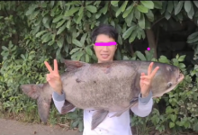 四川一钓鱼人钓上“罕见”鳙鱼，鱼嘴有簸箕大，抱着很吃力