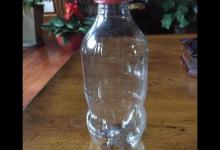 钓鱼人灵机一动，用可乐瓶当鱼竿，缠上线便开始钓鱼了，能成功吗