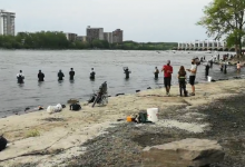 “疯狂”的加拿大钓鱼人：1年1次的鲈鱼“狂欢”，驱车千里也要去