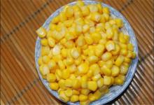 鲤鱼对玉米没有防备，用玉米面加一物，让鲤鱼疯狂咬钩