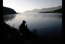 钓鱼人害怕鬼？长得丑的放鱼护！