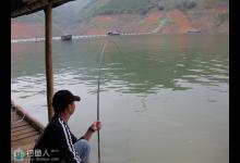 手竿钓获大鱼后的遛鱼技巧