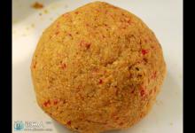 巧用豆饼块作饵避开小杂鱼去专钓大鱼