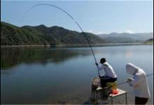 春天在水库钓鱼要做好调漂和打窝