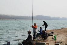 江河钓鱼如何选择钓位和打窝