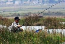 在江河水草处钓鱼的优势及技巧