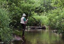 夏季在溪流垂钓选择钓点时的3个技巧