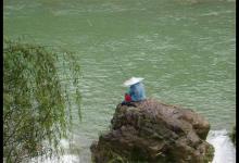 钓鱼时走水？别急着收竿，用这4招应对，鱼获比平时还多