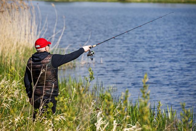 《野钓钓鱼大全:掌握这些技巧,让你在野外钓鱼更加成功!》