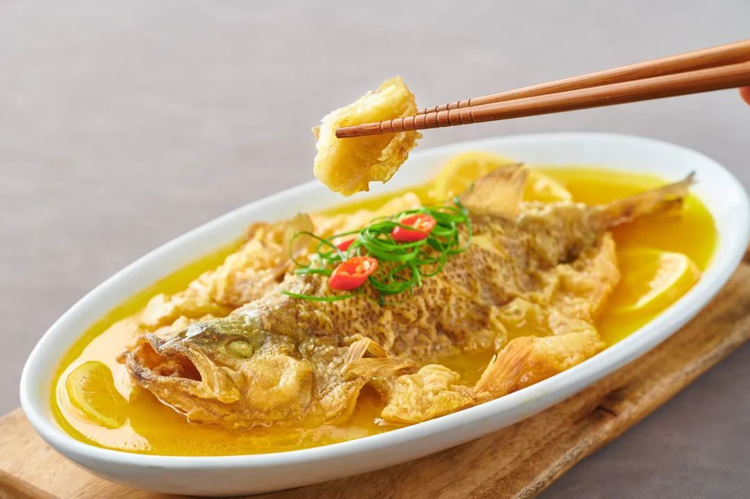 美食厨房丨柠檬金汤鲈鱼_渔获吃法_爱钓鱼