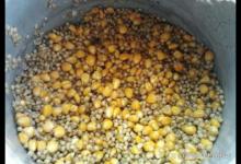 夏季钓鲫鱼应该钓多深？用什么样的饵料合适？