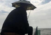 我的父亲爱钓鱼，却舍不得为自己买一套新渔具