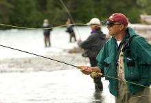 飞钓在美国，非常多人请飞蝇钓教练