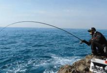 夏天去野外钓鱼要做好防护，不能因为娱乐，忽略健康问题