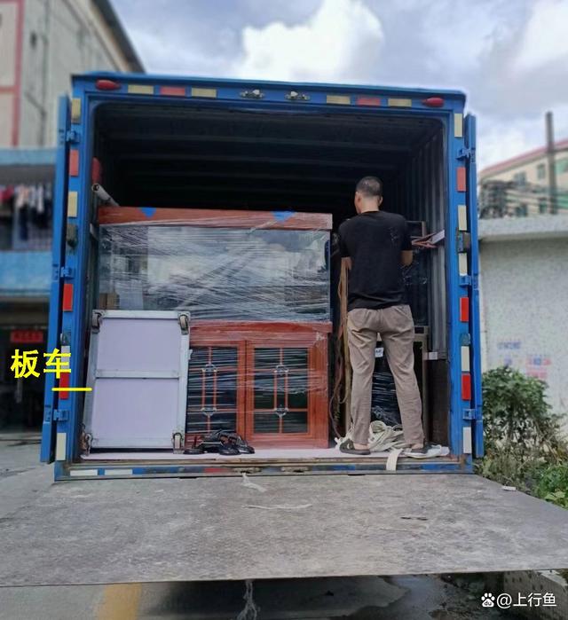 搬家公司搬运鱼缸4,路边的搬运工在深圳,广州等城市,一些生活区的路边