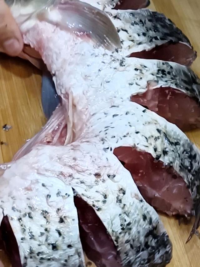 清蒸蒜香麻辣鲤鱼,鱼肉鲜嫩蒜香味十足!_鱼的吃法_爱钓鱼