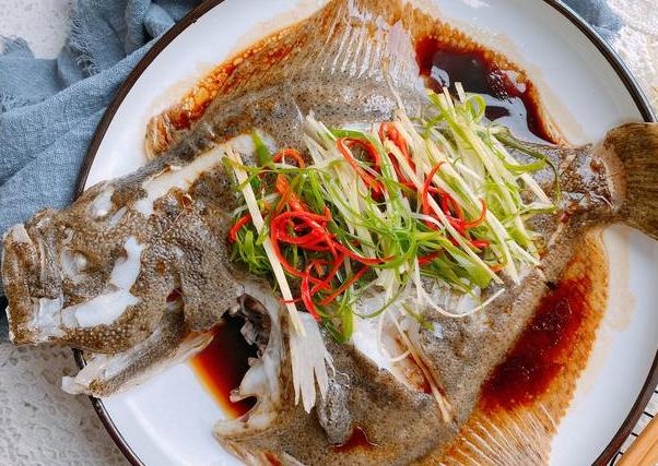 清蒸多宝鱼,牢记"2法则",简单一蒸就是硬菜,鱼肉鲜嫩无腥味