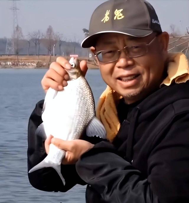 钓鱼大师易哲:垂钓界最懂鱼饵的创新者,以拉饵技术闻名钓坛