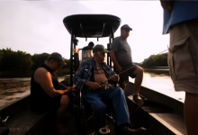 大爷就是大爷，坐轮椅插吸氧管，钓到最后一条鱼，心跳停止他走了