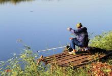秋季钓鱼钓深水还是钓浅水？秋季野钓选择钓点的三大关键因素