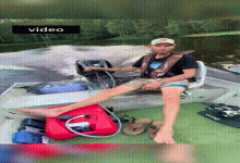 国外男子开船时被鲢鳙打脸，差点掉河里！小河沟里都是鲢鳙，当地人不吃吗？