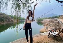 看这位钓鱼女主播的“招牌动作”：当垂钓遇见镜头，何为真实？