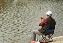 冬季野钓打窝有讲究，窝没打好，鱼就会越钓越少