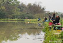 人挤人的钓点，怎么才能比别人多钓几条鱼？