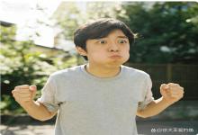 野钓偶遇狠人小伙，为捞大鱼憋一口气潜水里，连老钓友都看呆了