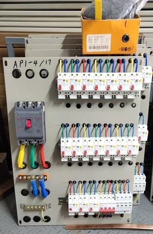 装修电工穿线安全规范：绝缘层无损防护实操指南