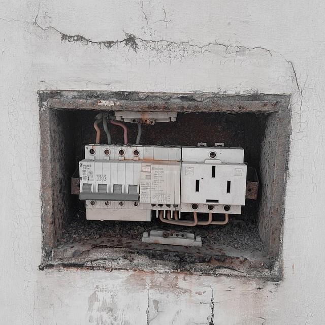 家里一用电就跳闸？老电工教你一招，不用花钱自己修