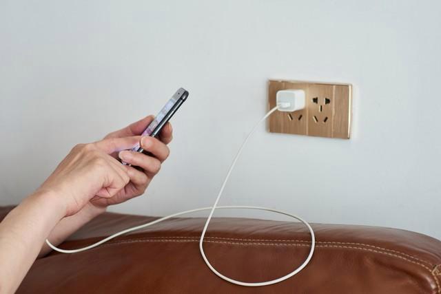 手机充电器不会选？看这几点，不亏电不伤机