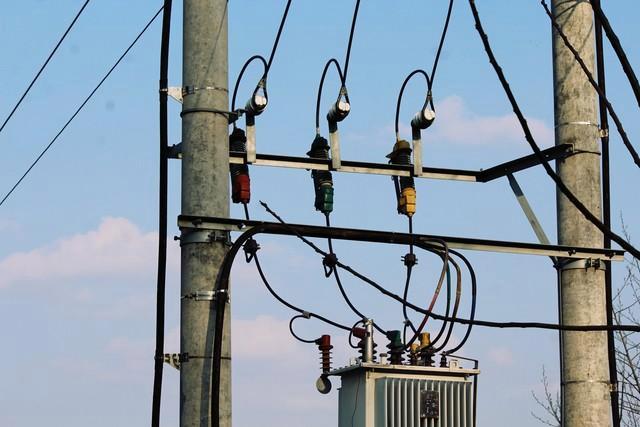 交直流用电全攻略:区分、转换 居家防触电技巧