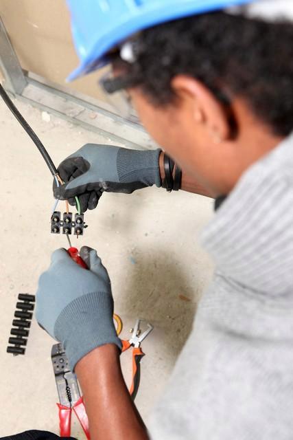 干30年水电:接火线不触电,新手一看就会