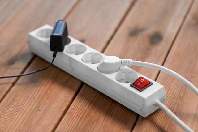 交直流用电全攻略:区分、转换 居家防触电技巧